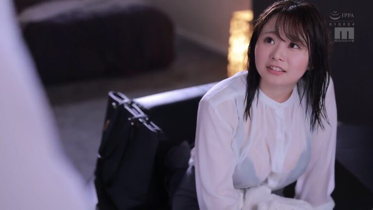 Cơn mưa to bất ngờ cùng đêm định mệnh với cô đồng nghiệp vú to